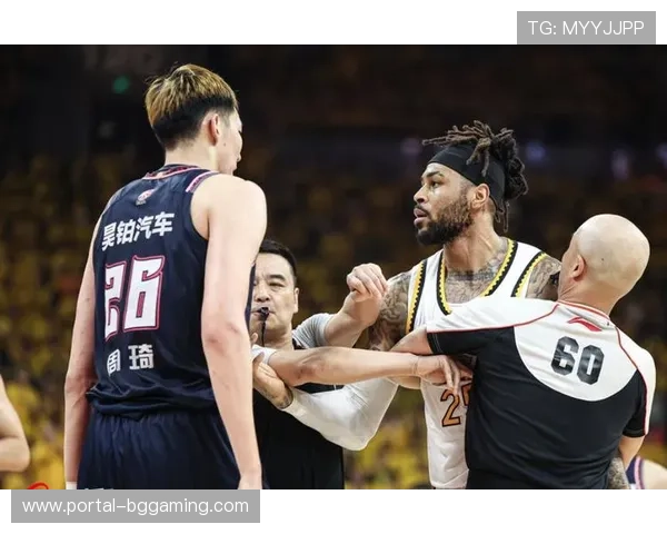 莫兰德抱摔周鹏吹双方犯规,撤凳子假动作戏耍对手 莫兰德抱摔周鹏吹双方犯规,撤凳子假动作戏耍对手